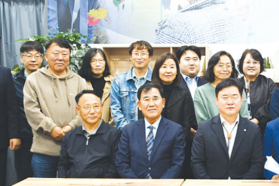“민주주의 수호와 정권 교체를 위해 더불어민주당과 함께하겠습니다”