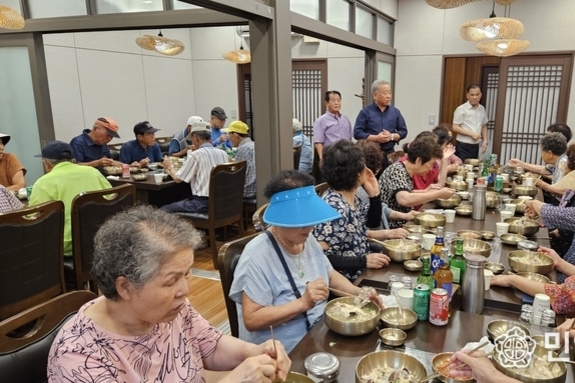 “어르신 삼계탕 드시고 건강 하세요”