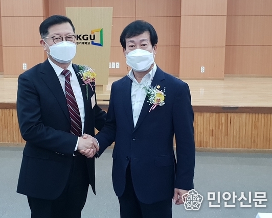 경기산학융합혁신교류회 창립총회 및 출범식이 7일 경기대에서 개최됐다. 사진은 전준철 경기대 총장(직무대행)과 장승원 회장의 모습