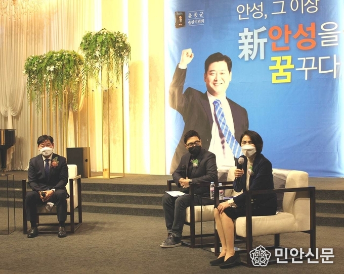 최영일 시사평론가의 사회로 남영희 이재명선대위 대변인과 토크콘서트를 진행하고 있는 윤종군 정무수석(전)의 모습