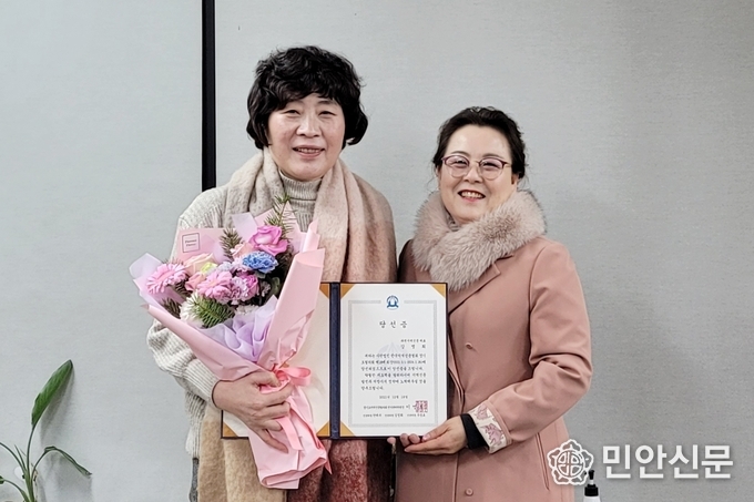 경기도지역신문협의회 제16대 회장에 강명희 과천시대신문 대표가 당선됐다.강명희 차기회장은 오는 2022년 3월부터 임기를 시작한다. 사진은 강명희 회장 당선자와 김숙자 회장의 모습.