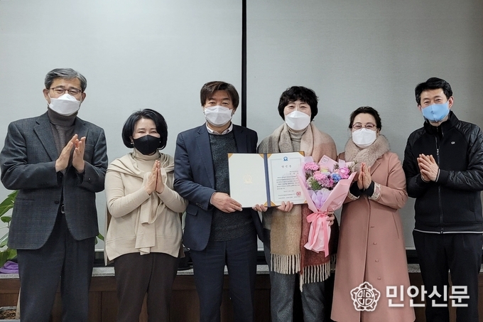 경기도지역신문협의회 제16대 선거관리위원회는 임원선거규정 제33조에 의거해 12월 18일 강명희 과천시대신문 대표를 제16대 회장 당선인으로 결정했다. 왼쪽부터 우상표 위원(용인시민신문 대표), 김영화 위원(안양광역신문 편집인), 이영호 위원장(군포신문 대표), 강명희 제16대 회장 당선인(과천시대신문 대표), 김숙자 제13·14·15대 회장(이천설봉신문 대표), 한태수 위원(하남신문 대표).
