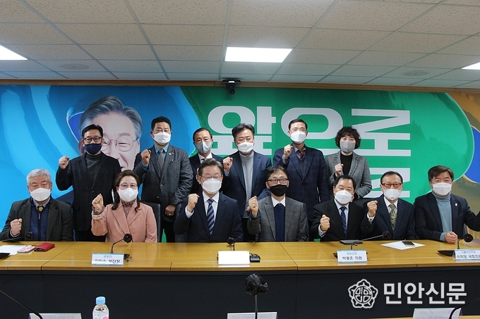 한국지역신문협회 시도회장단이 이재명 대통령 후보 공동인터뷰를 마치고 기념사진을 촬영했다