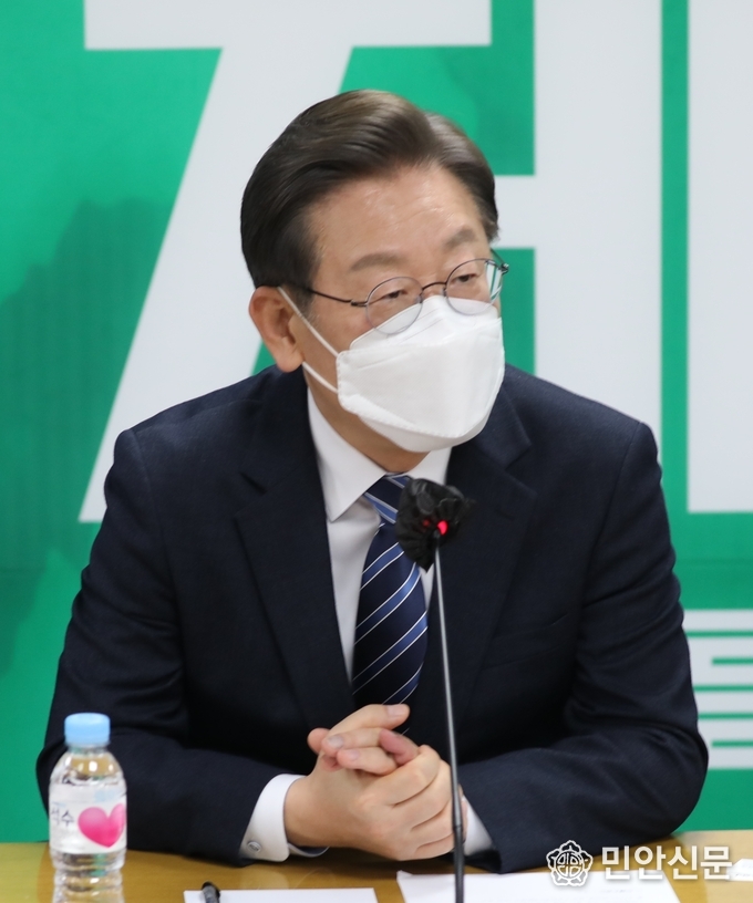 이재명 더불어민주당 대통령후보가 3월 1일 한국지역신문협회 시도회장단과 만나 주요공약 등을 소개하고 있다