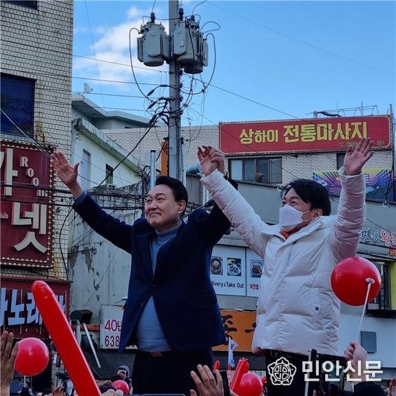 윤석열 국민의힘 대선후보가 3월 5일 경기도 이천시에서 안철수 전 국민의당 대선후보와 단일화 이후 첫 합동유세를 벌이고 있다