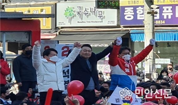 윤석열 국민의힘 후보는 3월 5일 경기도 이천시에서 진행된 안철수 국민의당 대표와의 단일화 이후 처음 합동유세를 벌이며 “공정과 상식(윤석열), 미래와 통합(안철수)으로 더 좋은 대한민국을 만들겠다”고 강조했다