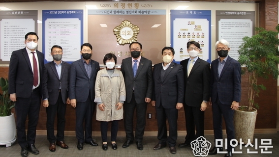 ◇신원주 의장(왼쪽에서 다섯 번째)과 유원형 부의장(왼쪽에서 여섯 번째)을 비롯한 인사위원회 위촉식 참석자들이 의회 소통회의실에서 열린 인사위원회 위촉식에 참석, 기념촬영을 하고 있다