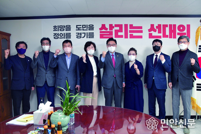 왼쪽부터 경기도지역신문협의회 이영호 고문(군포신문 대표), 홍보이사 박현석(안산신문 편집인), 윤리위원 조혜형(연천신문 대표), 회장 강명희(과천시대신문 대표), 김성원 국민의힘 경기도당위원장, 직전회장 김숙자(이천설봉신문 대표), 총무이사 김동인(시흥뉴스라인 대표), 부회장 우상표(용인시민신문 대표)