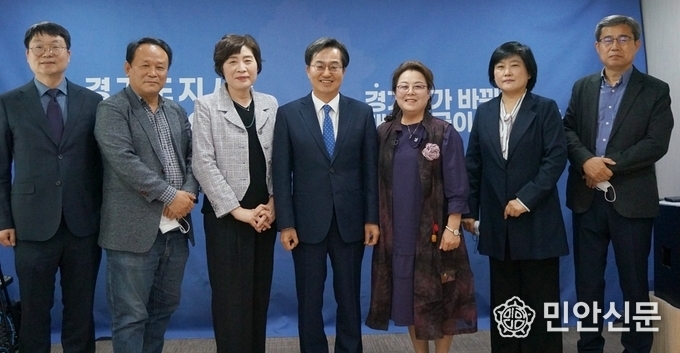 경기도지역신문협의회 공동취재단은 5월 2일, 더불어민주당 경기도지사 후보로 확정된 김동연 전 경제부총리와 인터뷰를 진행했다. 왼쪽부터 경지협 김동인 총무이사(시흥뉴스라인 대표), 최용진 기획이사(자치안성신문 대표), 강명희 회장(과천시대신문 대표), 김동연 경기도지사 후보, 김숙자 직전회장(이천설봉신문 대표), 박숙현 정책이사(용인신문 대표), 우상표 부회장(용인시민신문 대표)