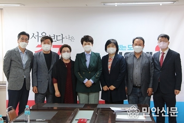 김은혜 국민의힘 경기도지사 후보는 5월4일 경기도지역신문협의회와 가진 공동인터뷰에서 "철의 여인이 되어 집 걱정 없이 잘 사는 경기도를 만들겠다"고 밝혔다.<br>
사진 왼쪽부터 박현석 안산신문. 이영호 군포신문. 김숙자 이천설봉신문. 김 후보. 박숙현 용인신문. 최용진 자치안성신문. 김동인 시흥뉴스라인 대표