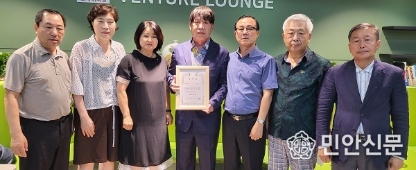 한국지역신문협회 선거관리위원회가 7월 말 제19대 중앙회장 후보등록을 마친 경북 봉화일보 권영석 대표(가운데)에 대해 자격심사를 거쳐 당선을 의결하고 당선증을 수여했다.