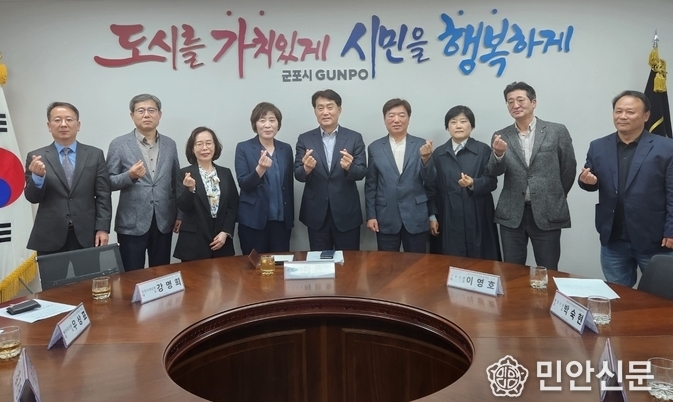 하은호 군포시장이 4월 19일 경기도지역신문협의회 회장단과 공동인터뷰를 갖고 “공단활성화, 일자리 창출로 미래 세대가 정착해 살고 싶은 군포를 만드는 것이 시장의 책무”라고 강조했다. 사진 좌로부터 김기만 한북신문, 우상표 용인시민신문, 이강산 과천문화신문, 강명희 회장, 하은호 군포시장, 이영호 군포신문, 박숙현 용인신문, 박현석 안산신문, 최용진 자치안성신문 대표