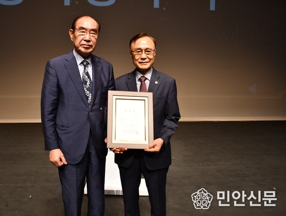 송근홍 신임 회장이 등록증을 받고 있다