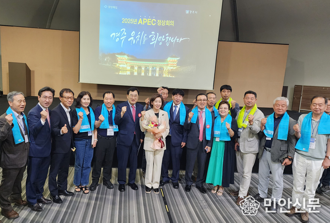 나경원(가운데) 전 의원이 지난 8일 특강을 한 후 주낙영 경주시장, 권영석 한지협 중앙회장, 김현관 경북협의회장을 비롯한 각 시·도협의회 회장 등과 함께 기념촬영을 하고 있다.