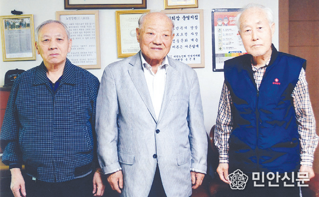 기념촬영을 하는 견종기 회장(중앙), 장영권 총무, 김완용 감사
