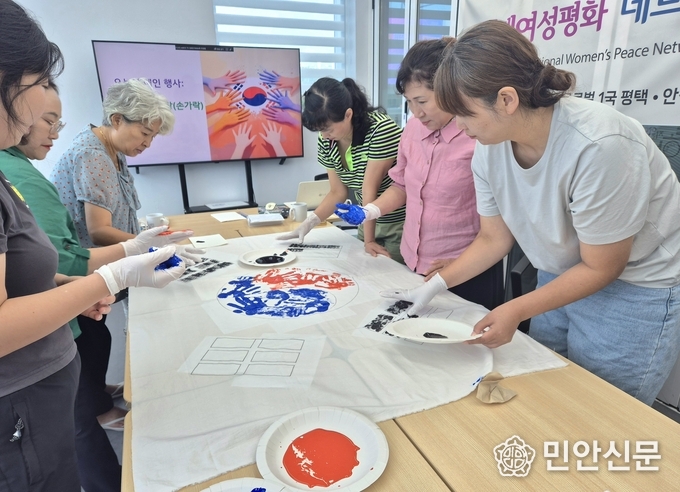 회원들의 손도장이 모여 하나의 태극기를 완성하는 장면